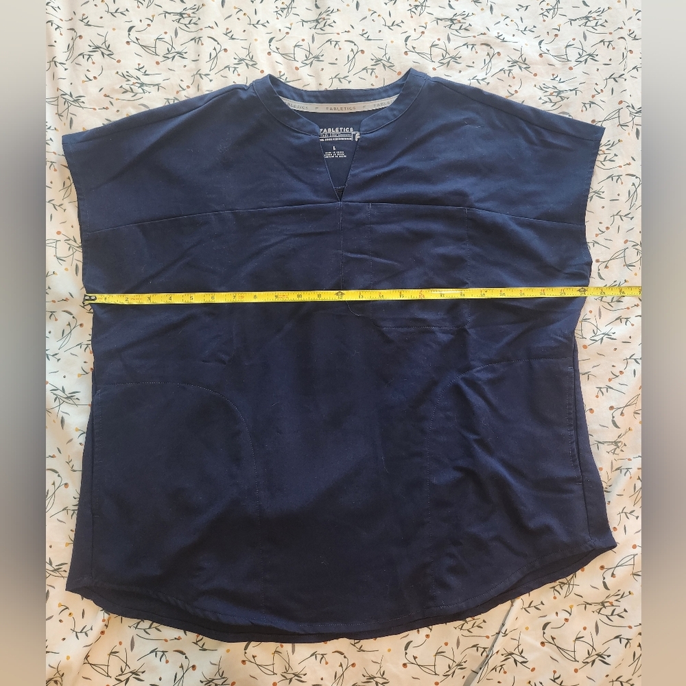 Fabletics Women's Evolve 3 Pocket Navy Scrub Top Size Large